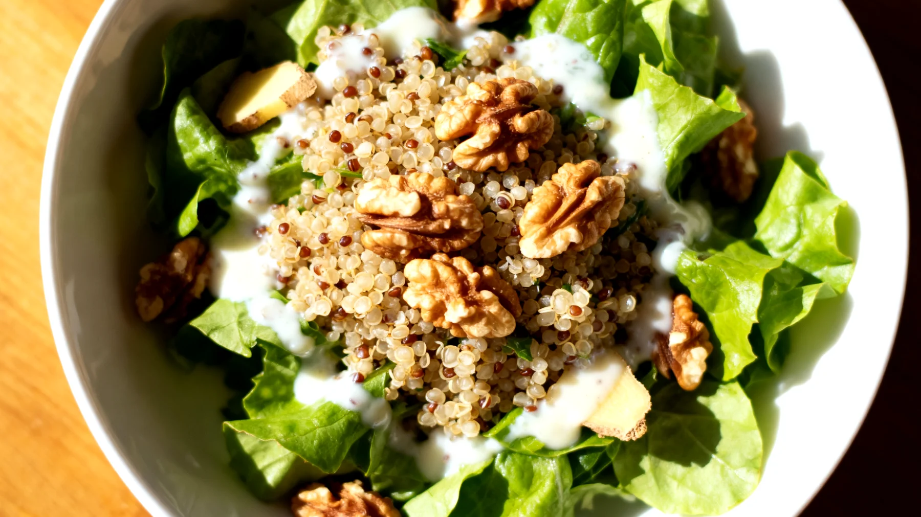 Kefirli Kinoa Salatası (Kinoa, Kefir, Yeşil Yapraklı Sebzeler, Ceviz, Zencefil)"