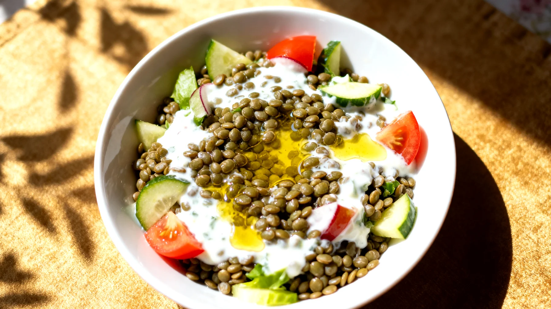 Kefirli Mercimek Salatası (yeşil mercimek, kefir, taze sebzeler, zeytinyağı)"
