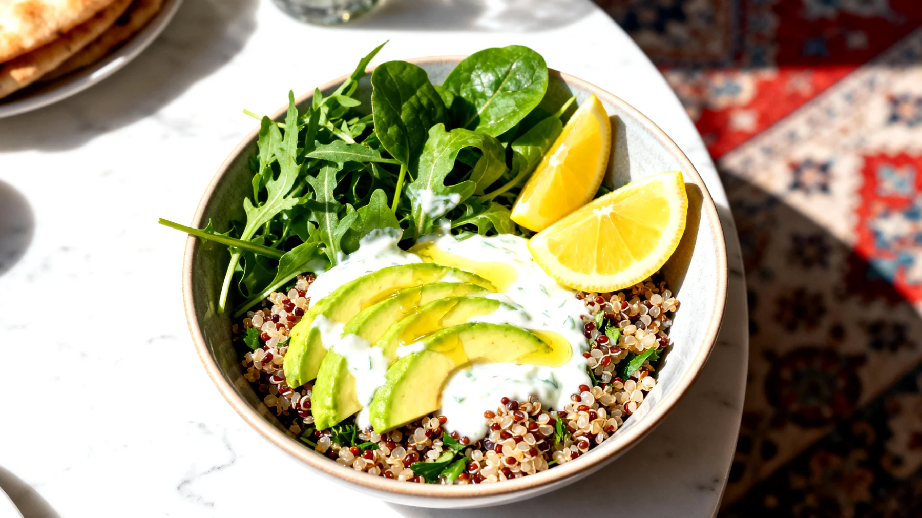 Kefirli kinoa salatası (kinoa, kefir, yeşil yapraklı sebzeler, avokado, limon)"