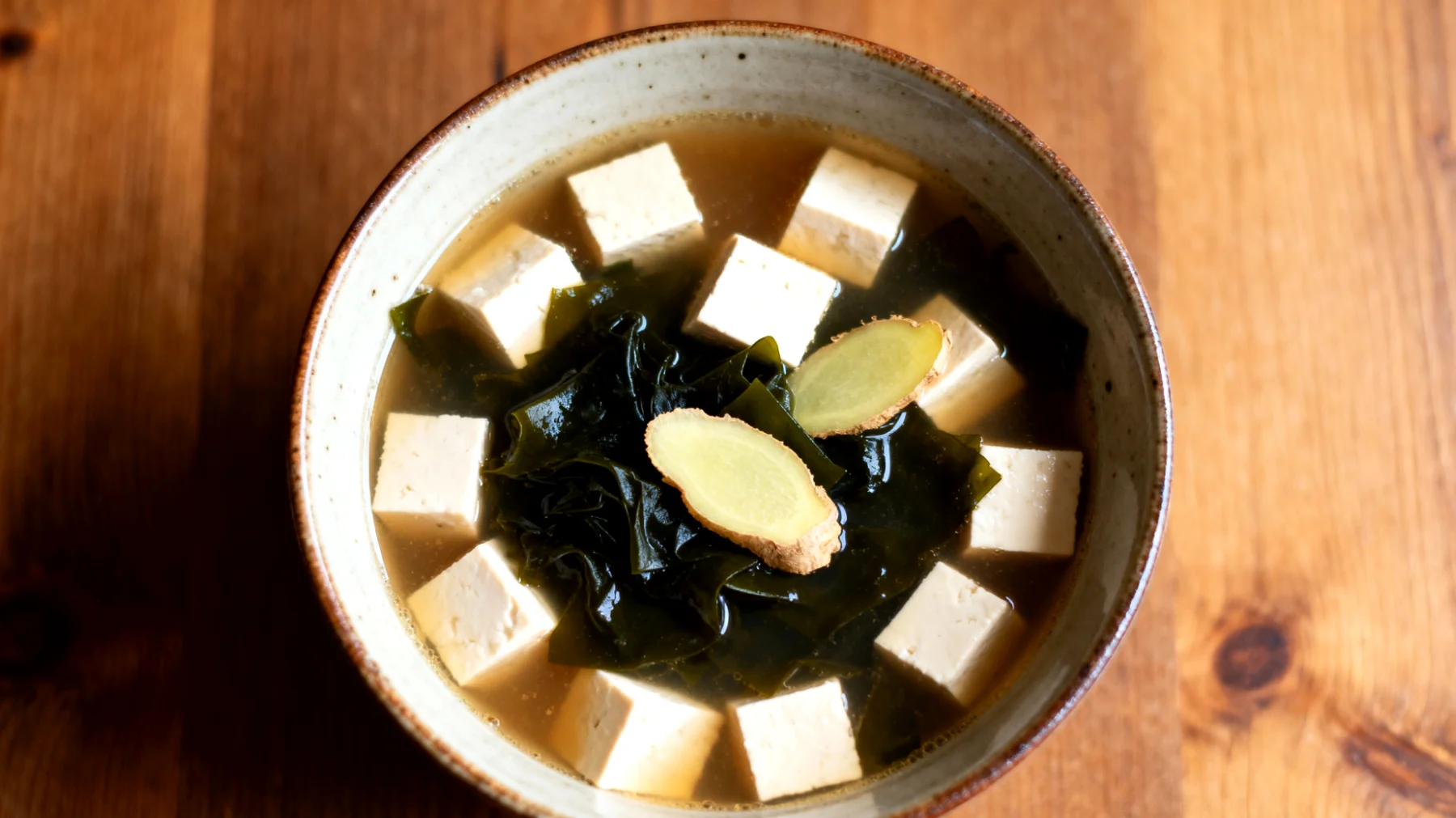 Miso Çorbası (Tofu, Wakame Yosunu ve Taze Zencefil ile)"