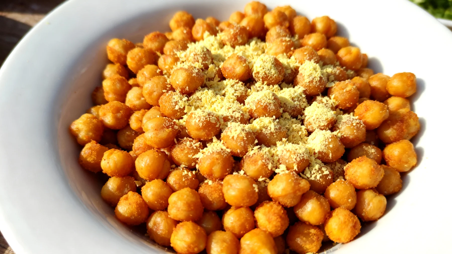 Roasted Chickpeas with Nutritional Yeast (Kavrulmuş Nohut ve Beslenme Mayası)"
